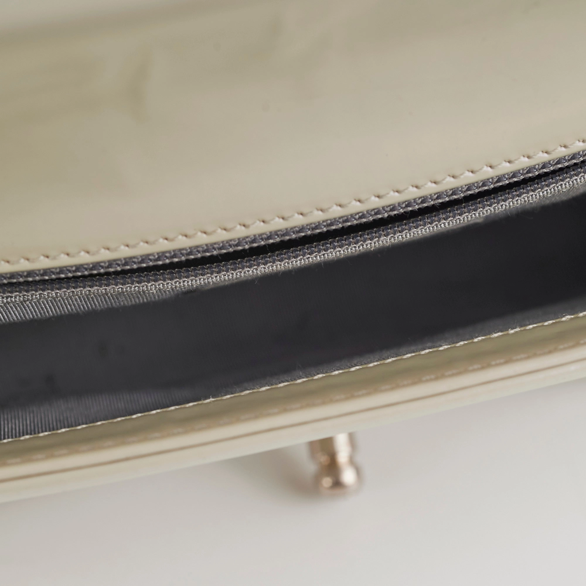Chanel Boy Old Medium Iridiscent (Light grey)