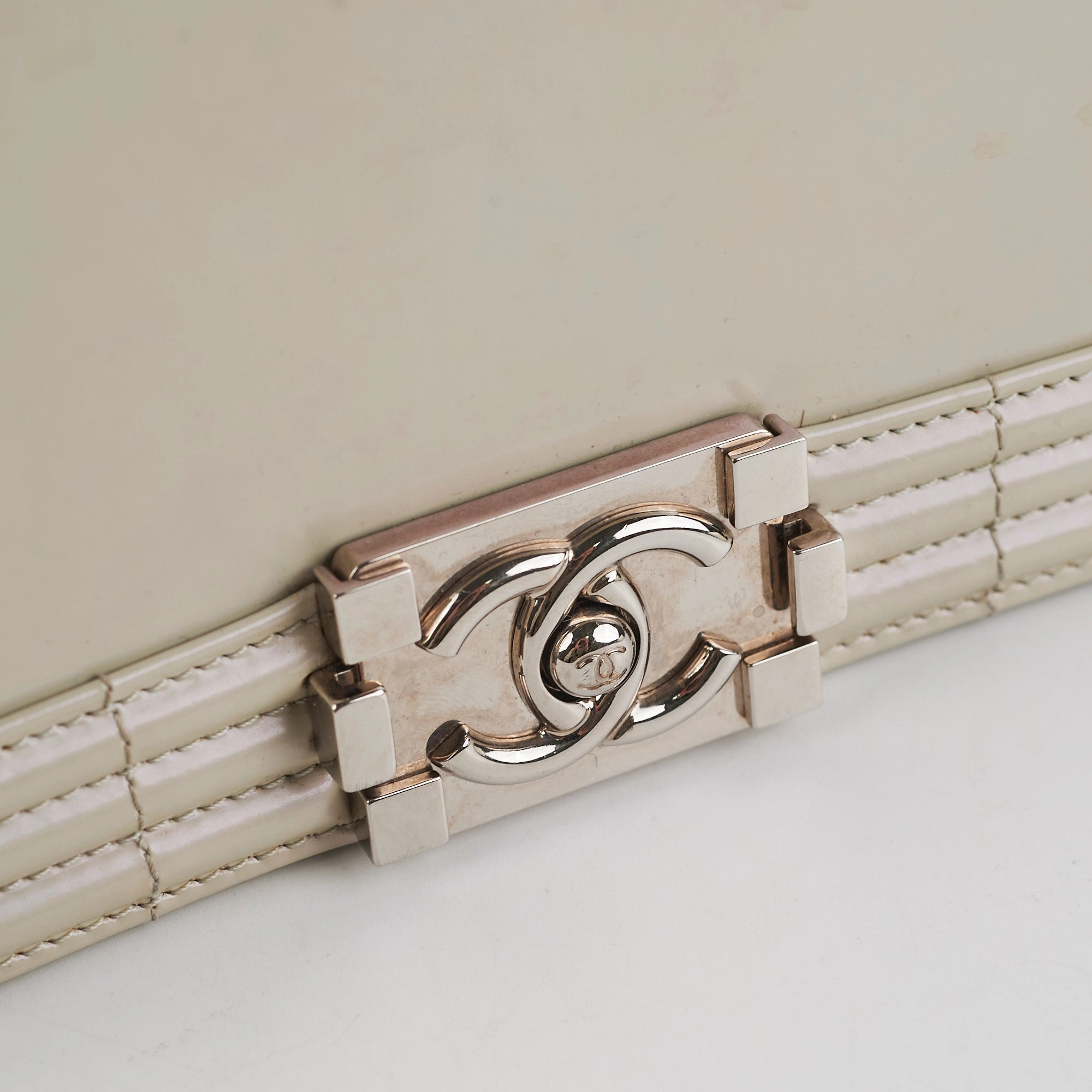 Chanel Boy Old Medium Iridiscent (Light grey)