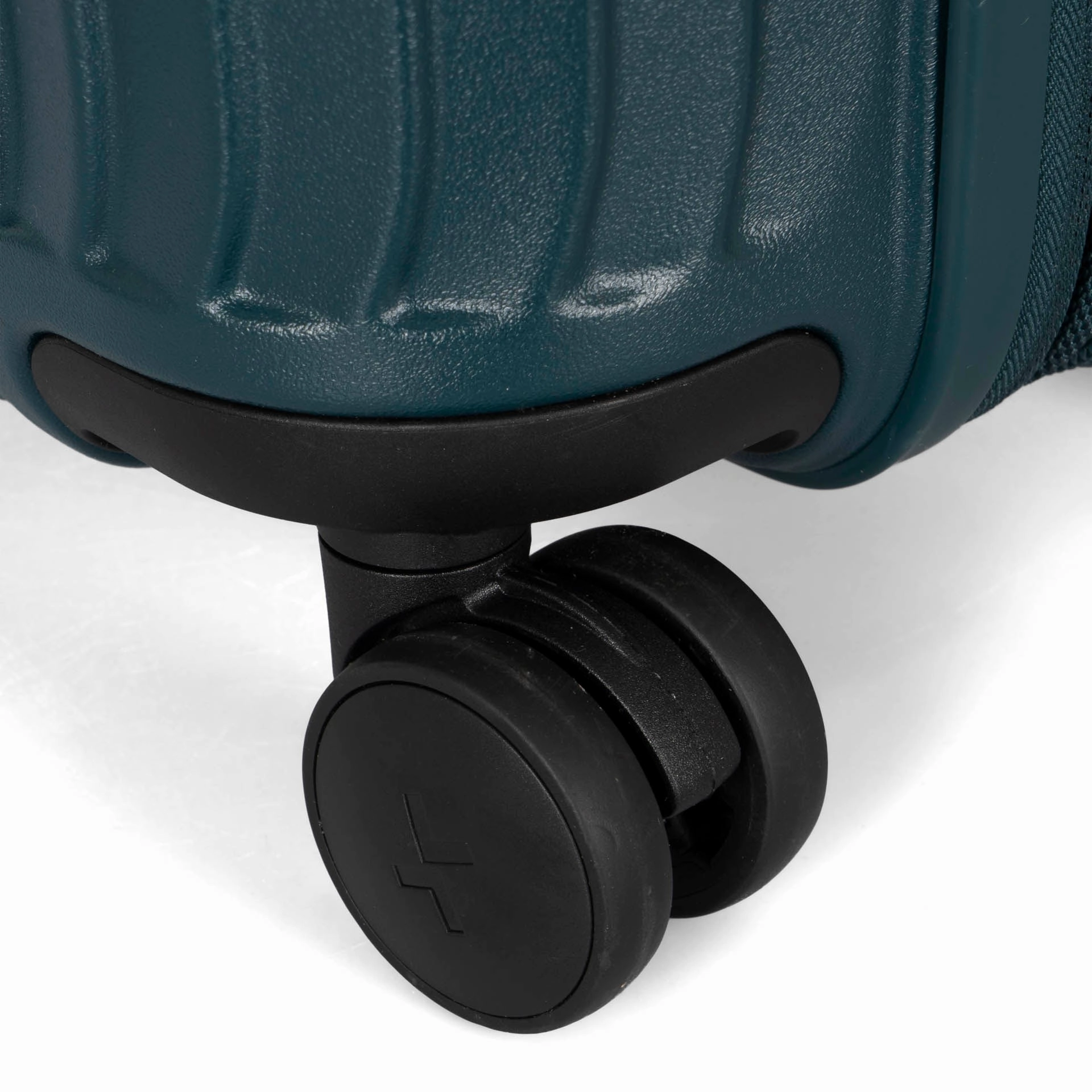 Dune Hardside 21.5in Carry-On Luggage