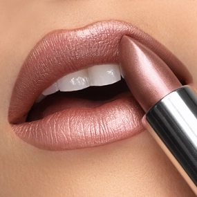 Famous Crme | A Shimmery Soft Nude with Neutral Undertones Lipstick