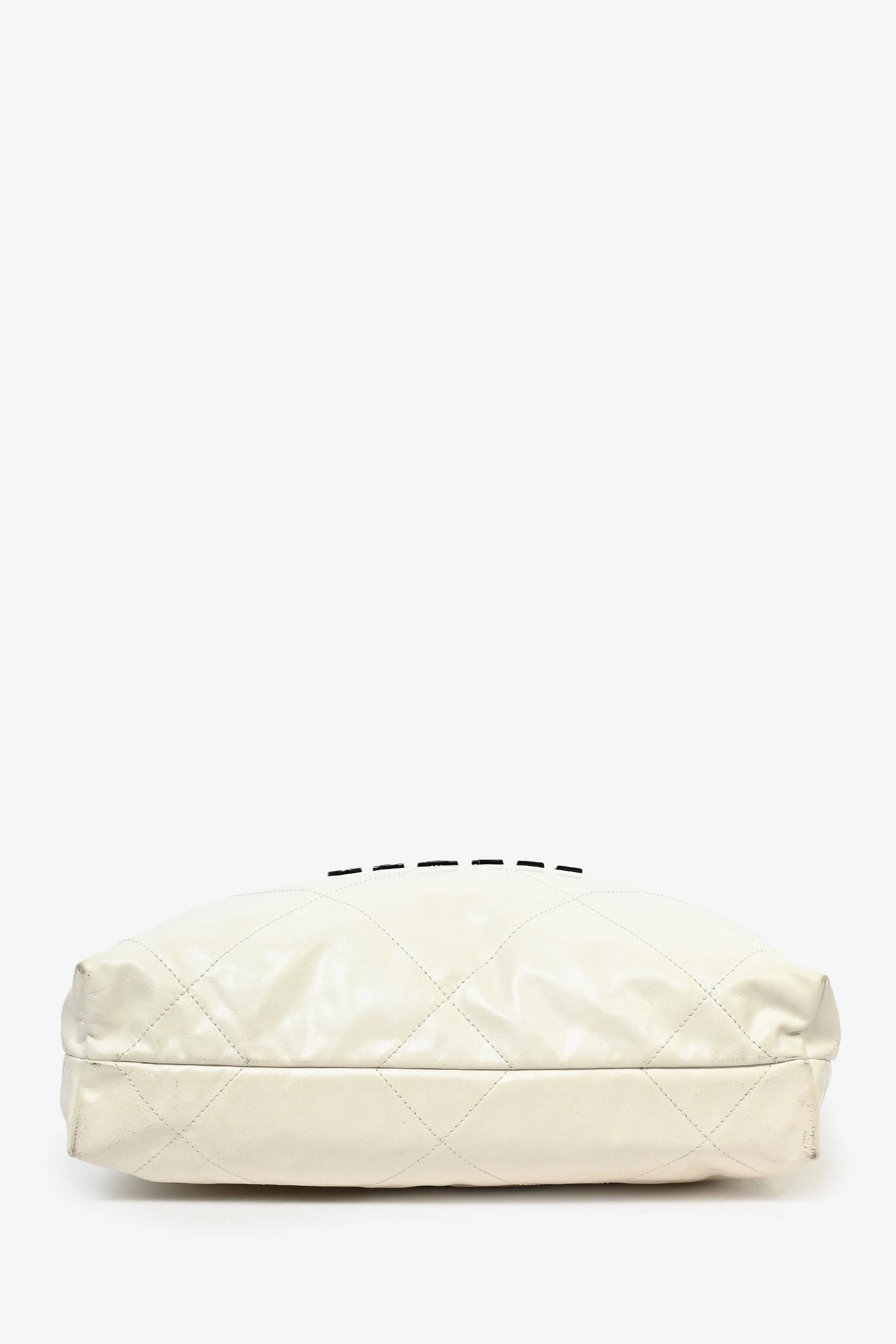 Pre-Loved Chanel? White Leather Small Chanel 22 Shoulder Bag